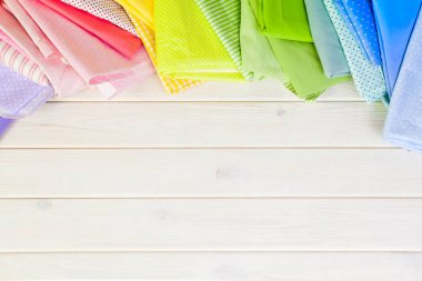 Dikiş aksesuarları beyaz bir arka plan üzerinde yalan. Ölçüm bandı, iplik, kumaş, İğne mili ve iğneler dikiş için.