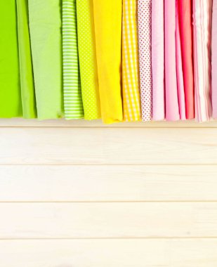 Pamuk Kumaş renkli. Arka plan beyaz ahşap.