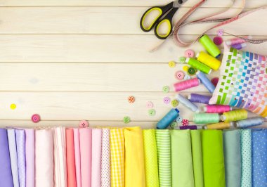 Pamuk Kumaş renkli. Arka plan beyaz ahşap.