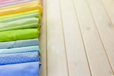 Pamuk Kumaş renkli. Arka plan beyaz ahşap.