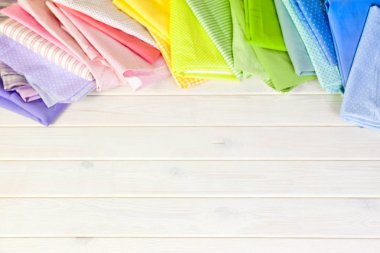 Dikiş aksesuarları beyaz bir arka plan üzerinde yalan. Ölçüm bandı, iplik, kumaş, İğne mili ve iğneler dikiş için.