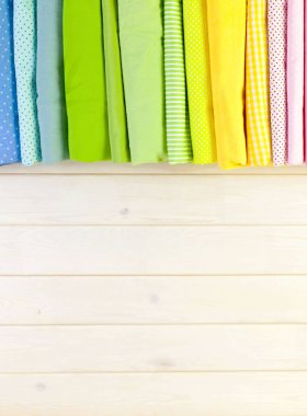 Pamuk Kumaş renkli. Arka plan beyaz ahşap.