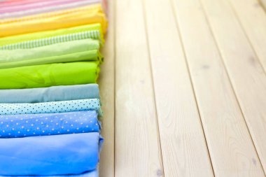 Pamuk Kumaş renkli. Arka plan beyaz ahşap.