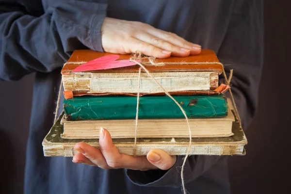 Eski Eski Püskü Kitaplar Bir Kalp Şeklinde Bir Etiketle — Stok fotoğraf