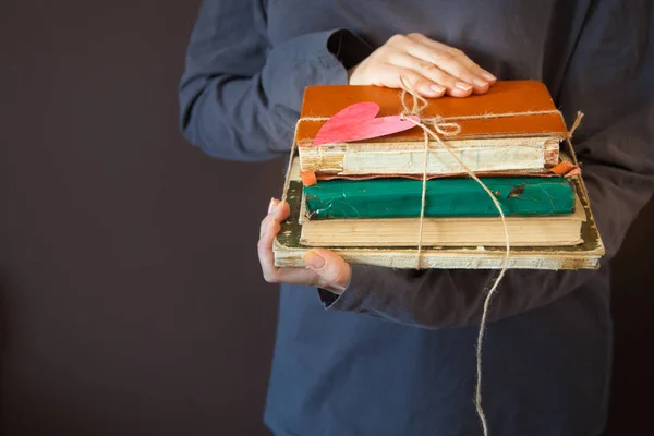 Livros Velhos Esfarrapados Com Uma Etiqueta Forma Coração — Fotografia de Stock