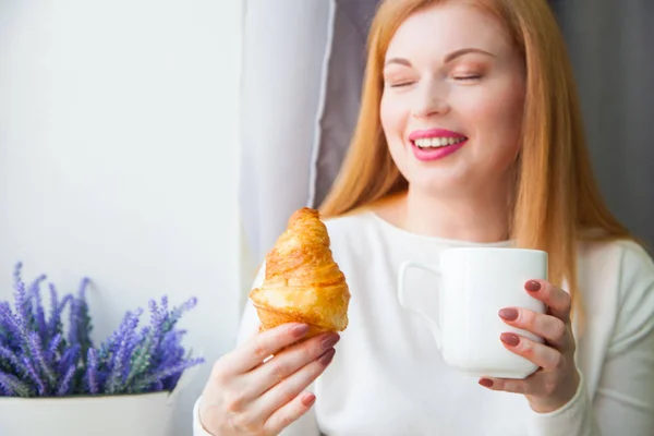 Bir Kız Çay Içme Pencereden Dışarı Bakıp — Stok fotoğraf