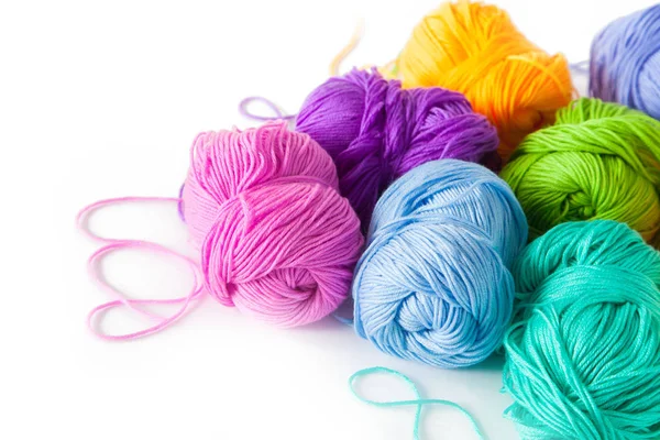色のニット 編み物用の糸とかぎ針編みのフック 白い背景 — ストック写真