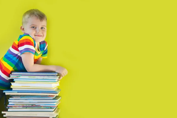 Perto Rapaz Muitos Livros Estante Livros — Fotografia de Stock