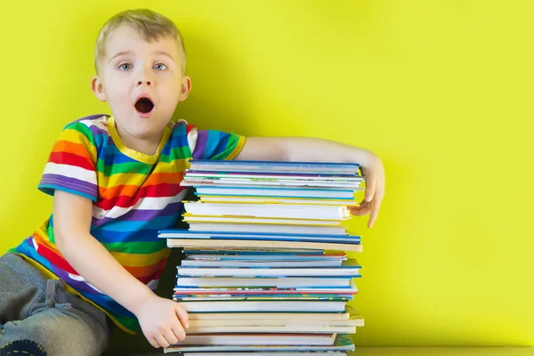 Vicino Ragazzo Sono Molti Libri Libreria — Foto Stock