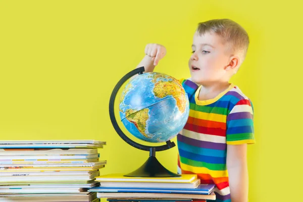 Criança Estuda Geografia Globo Mapeia — Fotografia de Stock