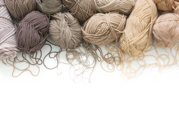 원사는 베이지색 뜨개질 바늘가 뜨개질 — 스톡 사진