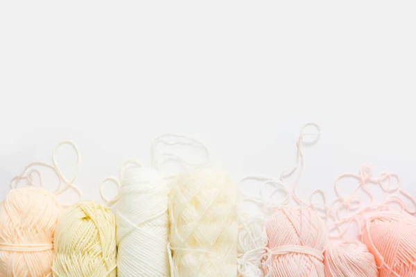 糸はベージュ ブラウン グレー ホワイト 編み物 はさみ ニット ニット生地 — ストック写真