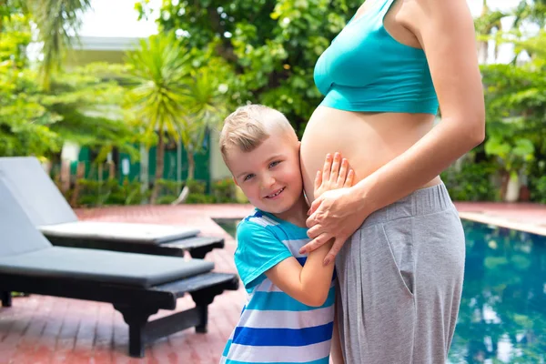 Αγόρι Αγκαλιάζει Την Έγκυο Μητέρα — Φωτογραφία Αρχείου