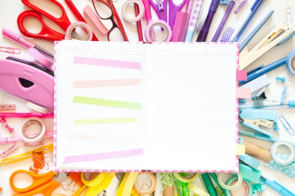 School Accessoires Zijn Aangelegd Vorm Van Een Regenboog Lijn Rij — Stockfoto