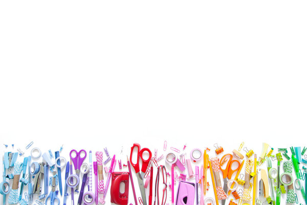 Школьные аксессуары выкладываются в виде радуги. Линия, ряд на белом фоне
.