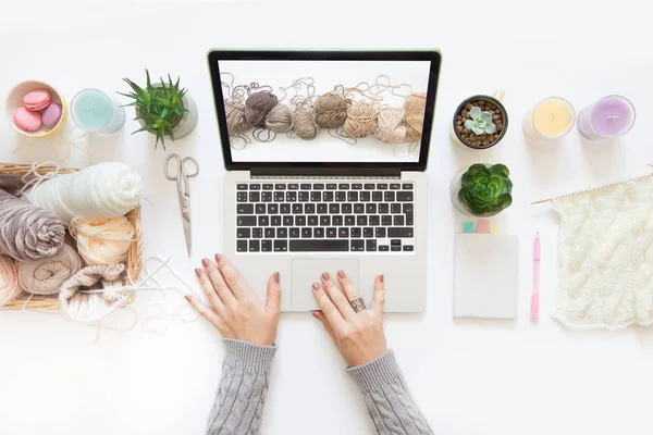 Woman Knits Edits Online Store Laptop Work Home — Stock Photo, Image