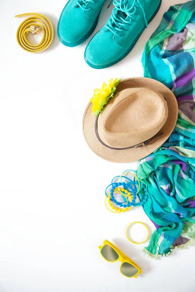 Κυρίες Πράγματα Για Ταξίδι Βαλίτσα Ψάθινο Καπέλο Σουέτ Παπούτσια Γυαλιά — Φωτογραφία Αρχείου