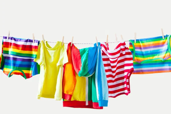 Clothesline Con Appeso Vestiti Bambino Sfondo Giallo — Foto Stock