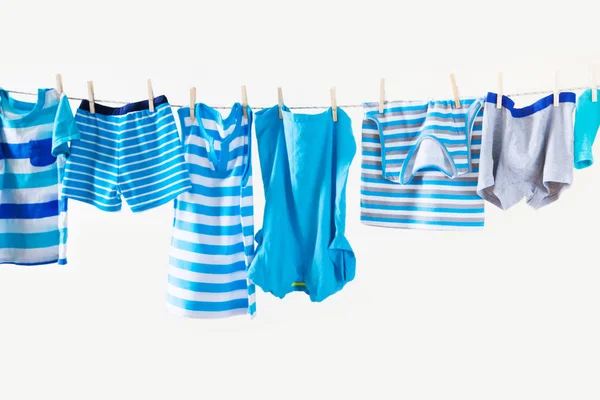 Clothesline Con Appeso Vestiti Bambino Sfondo Giallo — Foto Stock