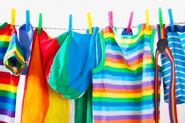 Tendedero Con Colgar Ropa Bebé Sobre Fondo Amarillo —  Fotos de Stock