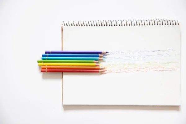 白い背景上に分離されてカラフルな木製の鉛筆 — ストック写真