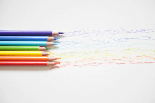 Beyaz Arka Plan Üzerinde Izole Renkli Ahşap Kalemler — Stok fotoğraf
