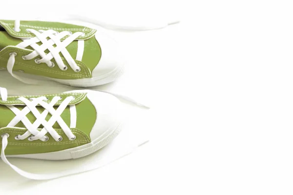 Zapatillas Cortas Bajas Verdes Brillantes Sobre Fondo Blanco — Foto de Stock
