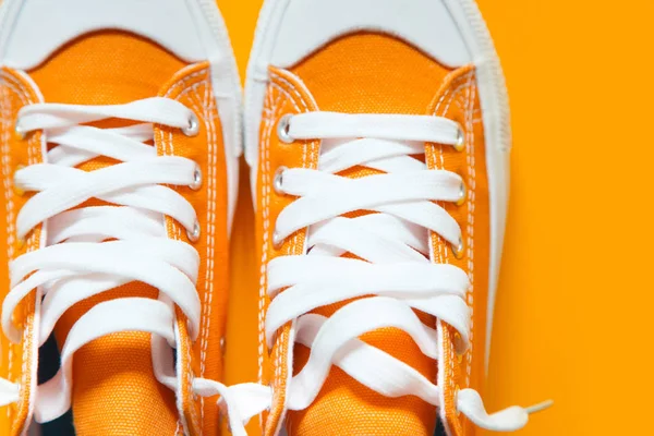 Kurze Helle Turnschuhe Auf Orangefarbenem Hintergrund — Stockfoto