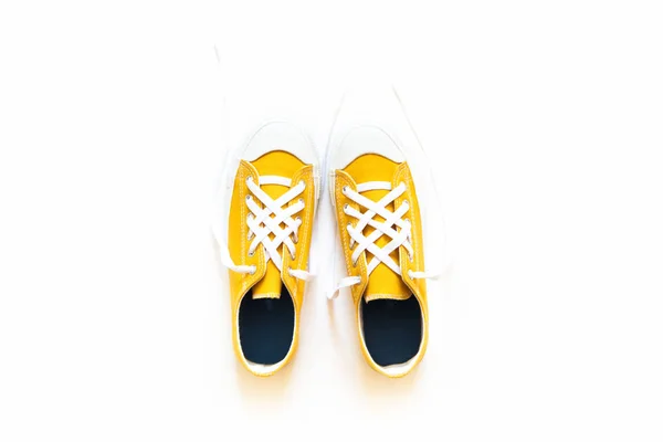 Kısa Düşük Sarı Parlak Spor Ayakkabı Beyaz Bir Arka Plan — Stok fotoğraf