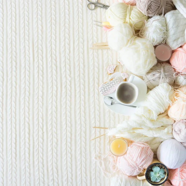 女性の趣味の概念 編み物と自宅で仕事 針仕事で収益 — ストック写真