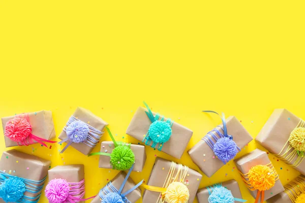 Kolorowe Pudełka Kolorowymi Wstążkami Pompon Żółty Powrotem — Zdjęcie stockowe