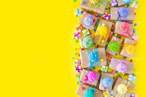 Caixas Presente Coloridas Com Fitas Coloridas Pompon Amarelo Volta — Fotografia de Stock