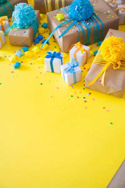 Gekleurde Geschenkdozen Met Kleurrijke Linten Pompon Geel Terug — Stockfoto