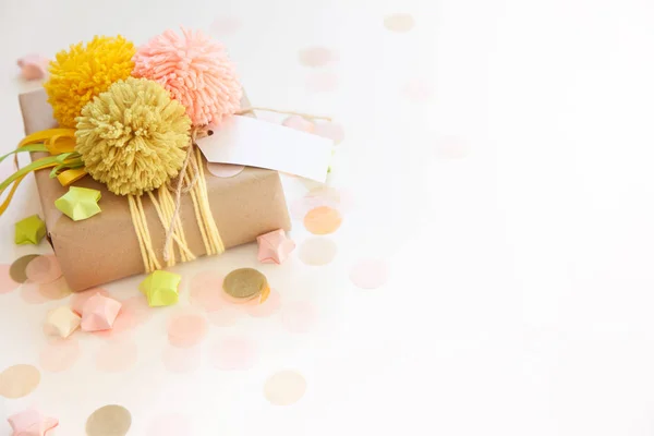 Χρωματισμένα Κιβώτια Δώρων Πολύχρωμες Κορδέλες Και Φούντα Λευκό Backg — Φωτογραφία Αρχείου