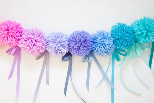 Garland Een Krans Van Gekleurde Pompons Heldere Garen Pastel Kleuren — Stockfoto