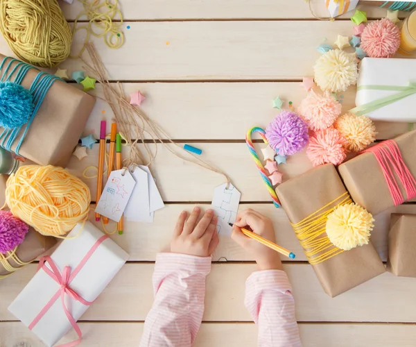 Ambalaj ve renkli hediyeler Noel veya Doğum günü için dekorasyon