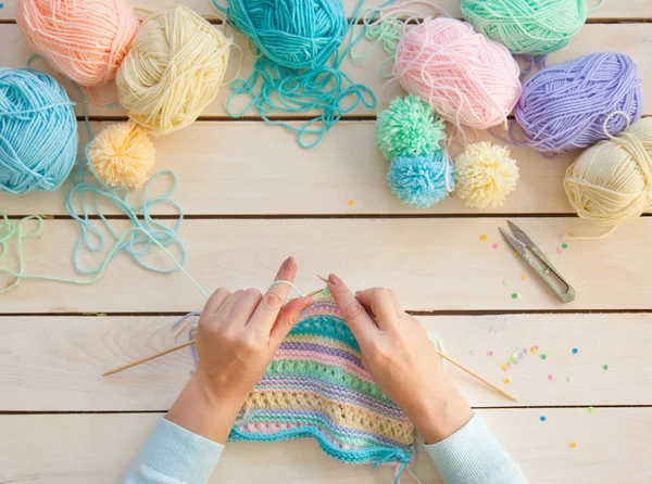 女性の趣味 刺繍かぎ針編みと編み物 明るい糸 女性のレジャーの概念 — ストック写真