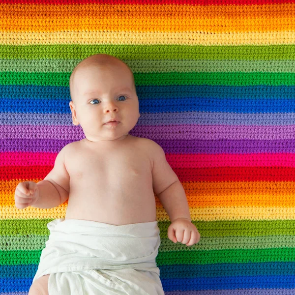 Baby Månader Ligger Sängen Färg Filt — Stockfoto