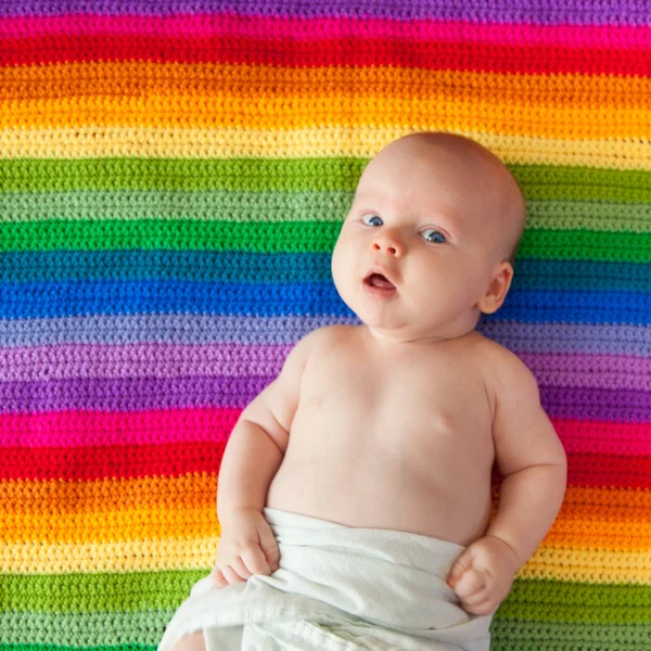 Baby Månader Ligger Sängen Färg Filt — Stockfoto