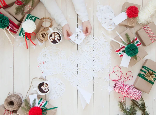 Preparándose Para Navidad Decoración Cajas Regalo Navideñas Copos Nieve Papel —  Fotos de Stock