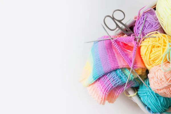 色彩斑斓的纱球 从上面看彩虹色各种颜色 织毛衣用纱线 纱线的弹孔 — 图库照片