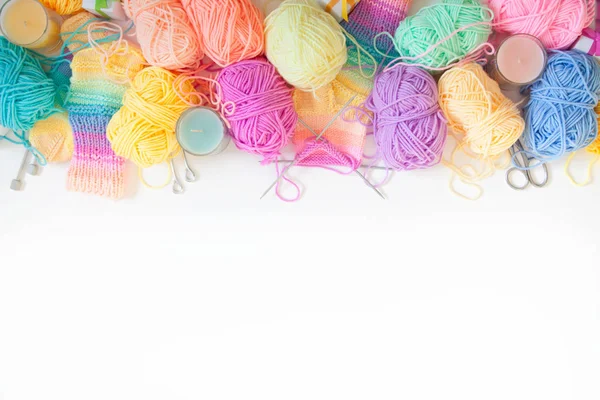 糸の色玉 上からの眺め 虹色だ すべての色 編み物の糸 糸の皮 — ストック写真