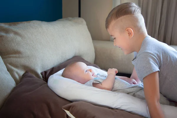 Older Brother Looks Plays His Younger Brother Neutral Tones — Stock Photo, Image