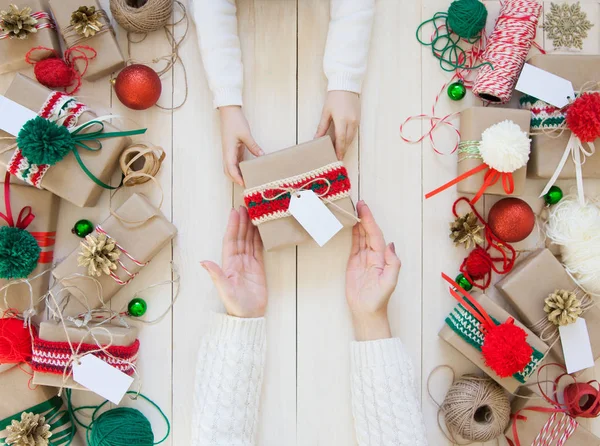 Regalos Empacados Papel Artesanal Colores Rojo Verde — Foto de Stock