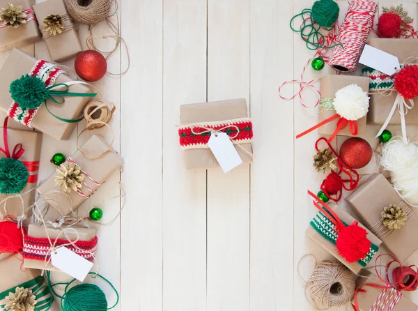 Regalos Empacados Papel Artesanal Colores Rojo Verde — Foto de Stock