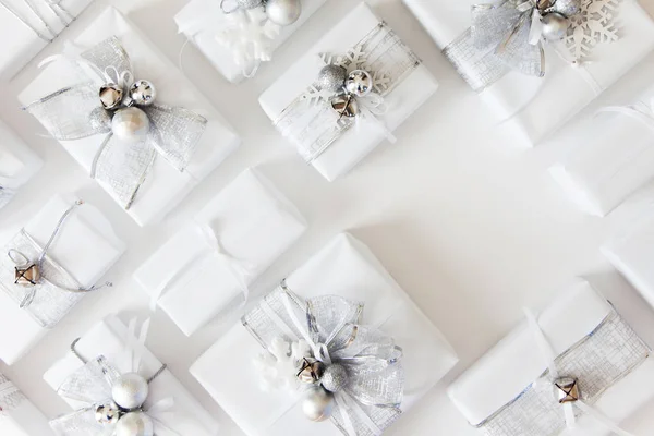 Noel Yapımı Hediye Kutuları Üzerinde Beyaz Arka Plan Üstten Görünüm — Stok fotoğraf