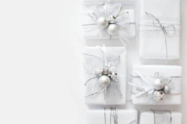 Noel Yapımı Hediye Kutuları Üzerinde Beyaz Arka Plan Üstten Görünüm — Stok fotoğraf
