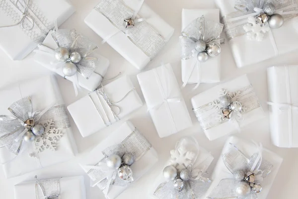Χριστουγεννιάτικα Δώρα Δώρο Πλαίσιο Λευκό Φόντο Bokeh — Φωτογραφία Αρχείου