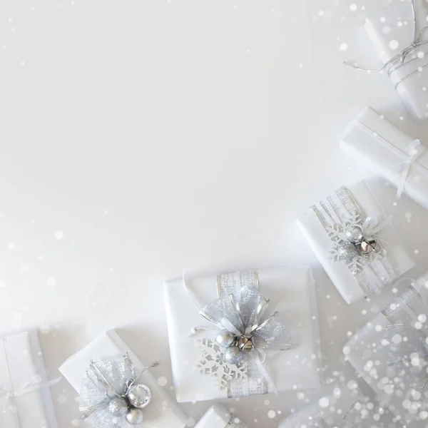 Navidad Presenta Caja Regalo Sobre Fondo Blanco Bokeh — Foto de Stock