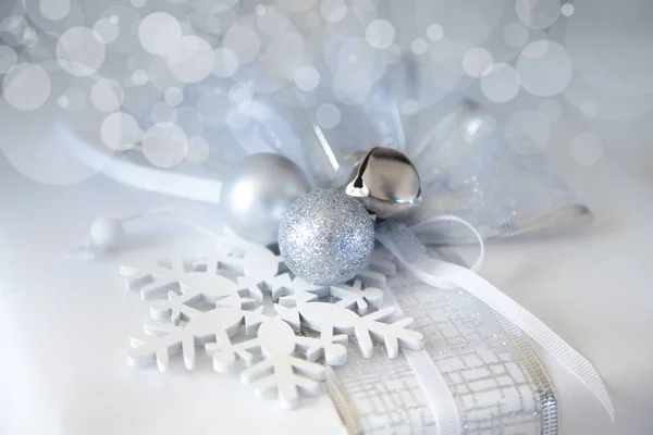Navidad Presenta Caja Regalo Sobre Fondo Blanco Bokeh — Foto de Stock